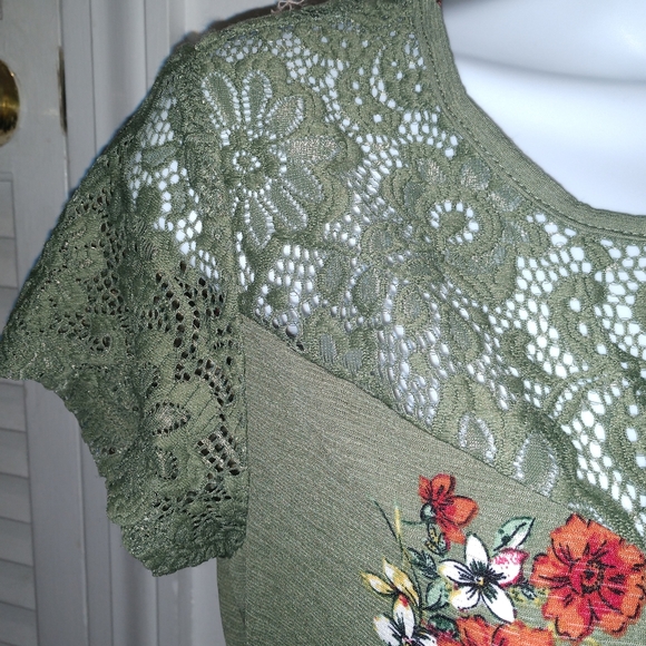 No Boundaries green Lacey floral top - Picture 5 of 6